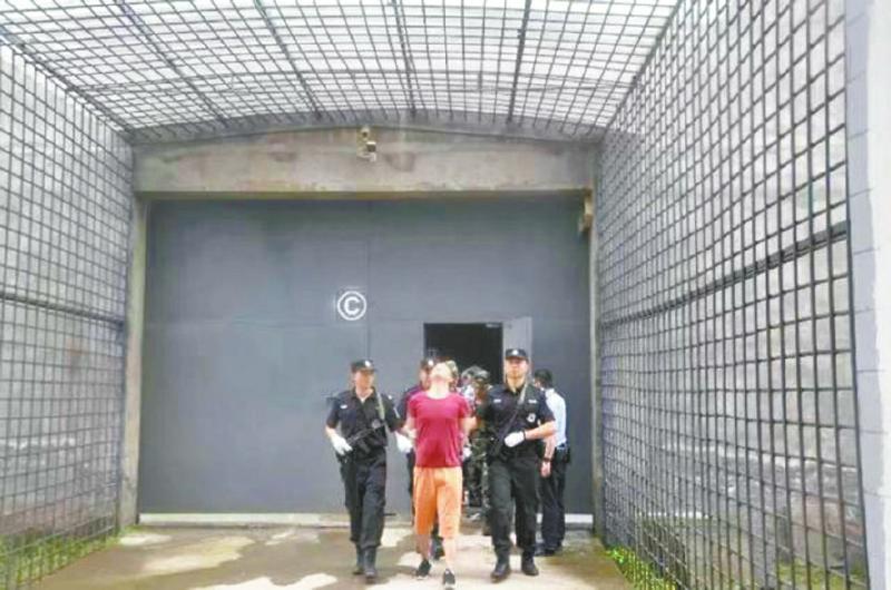 刘某被带出看守所,押赴刑场执行死刑