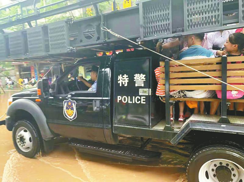 "特警牌"摆渡车来了 成都长安网