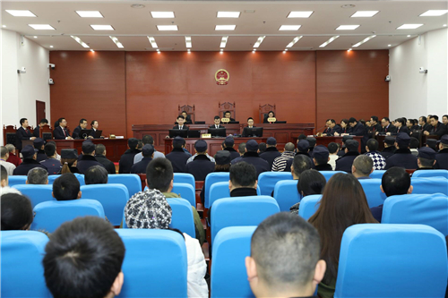 12月22日上午,达州市通川区人民法院依法对张小林等27名被告人犯组织