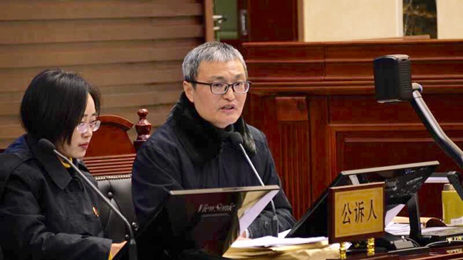 宜宾公开审理一起涉黑案件 唐某华领导黑社会组织作恶