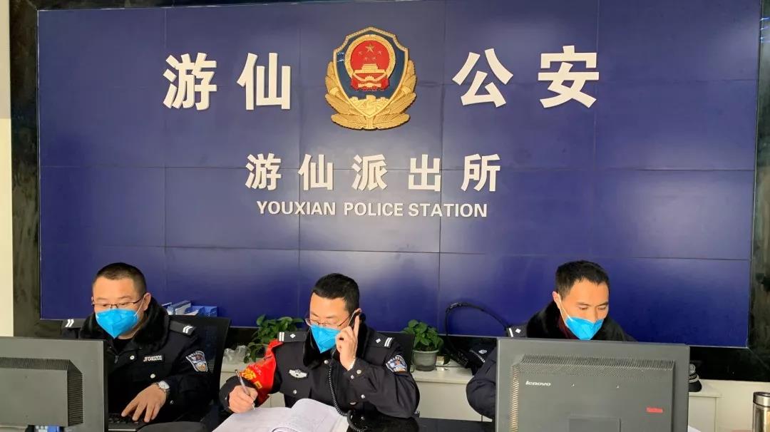 在派出所接处警大厅坐班,接听报警电话.