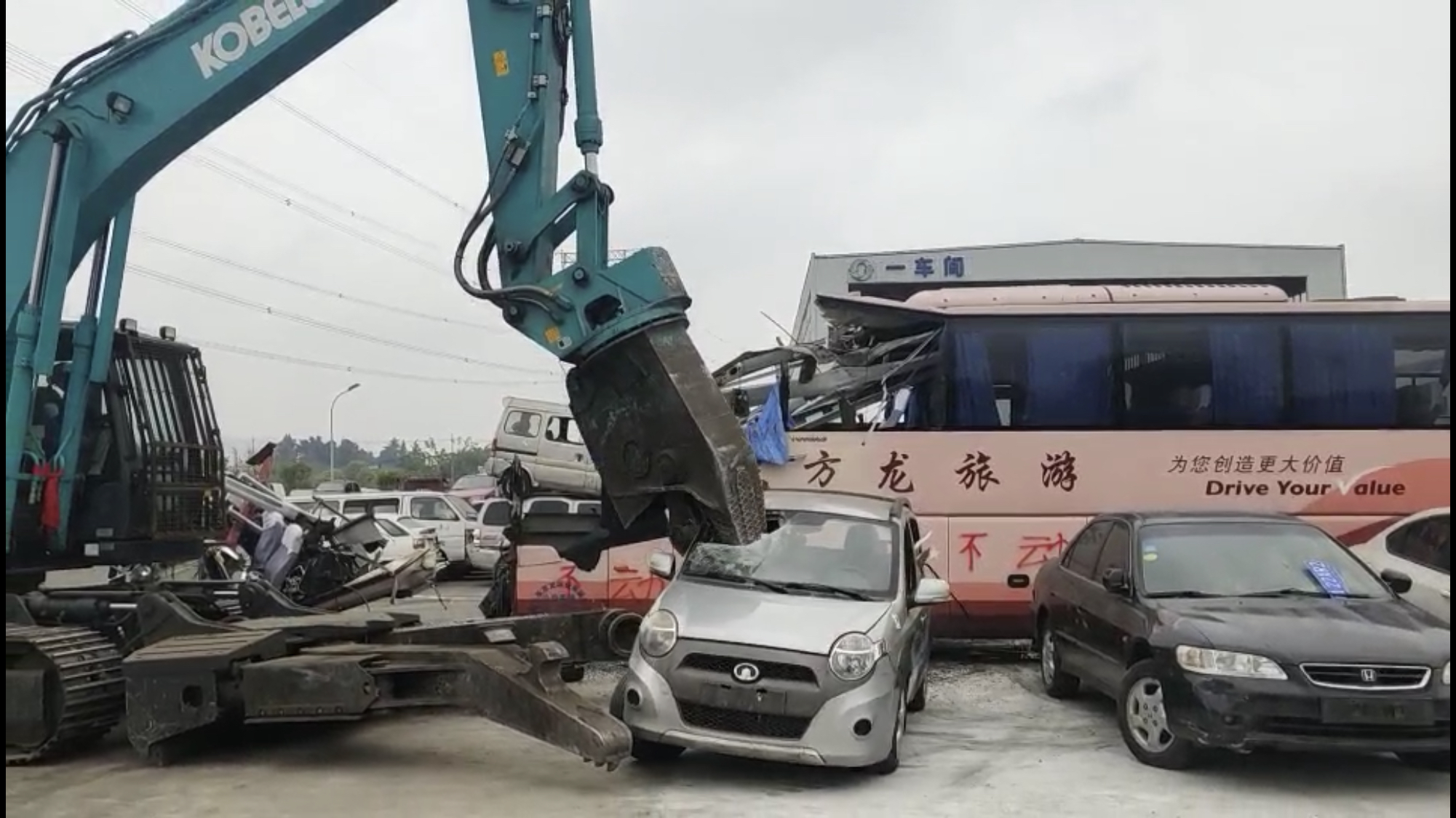 成都交警集中销毁拼装,非法改装机动车