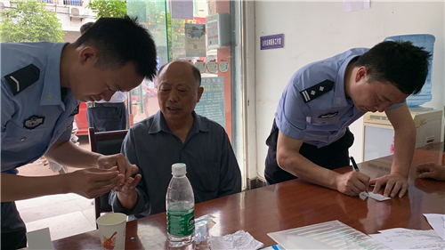 荣县公安局度佳派出所"枫警"架桥"乡情"连心
