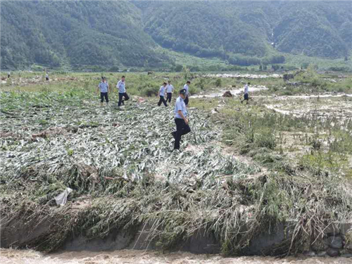 凉山冕宁公安全力投入冕宁山洪灾害抢险救援