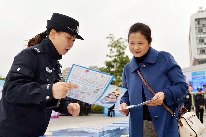 绵阳警方开展反电信网络诈骗集中宣传日活动提高市民反诈意识