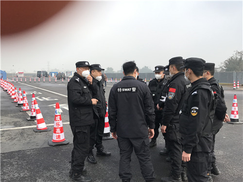 特巡警大队在成雅高速眉山服务区开展防疫工作4.jpg