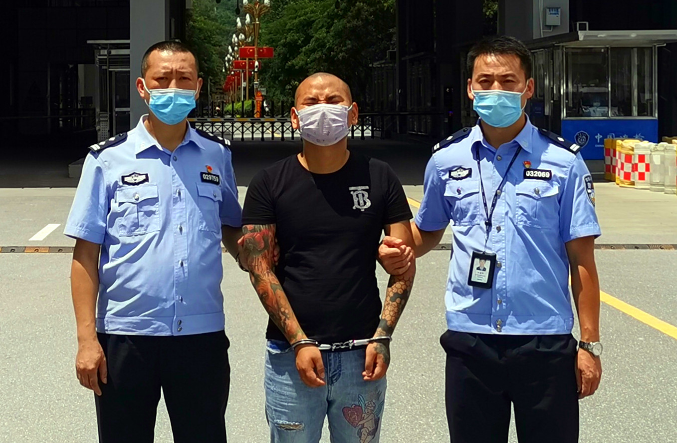 将犯罪嫌疑人押解回绵阳.jpg