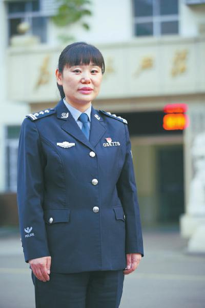 她是跨行从警的女警察