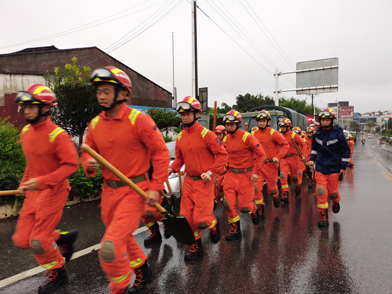 现场直击泸州6.0级地震救援