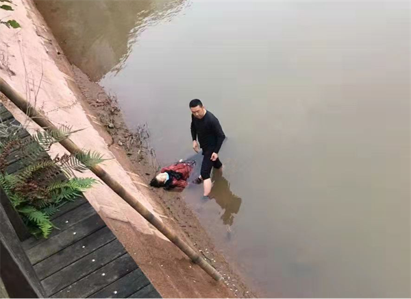 资阳市公安民警:危急时刻挺身而出勇救跳河轻生妇女
