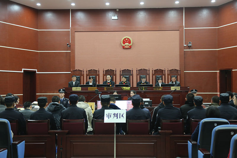 荣县开庭审理15人团伙涉黑案