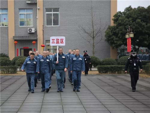 邛崃监狱披战甲兮击疫魔筑阵地兮保平安