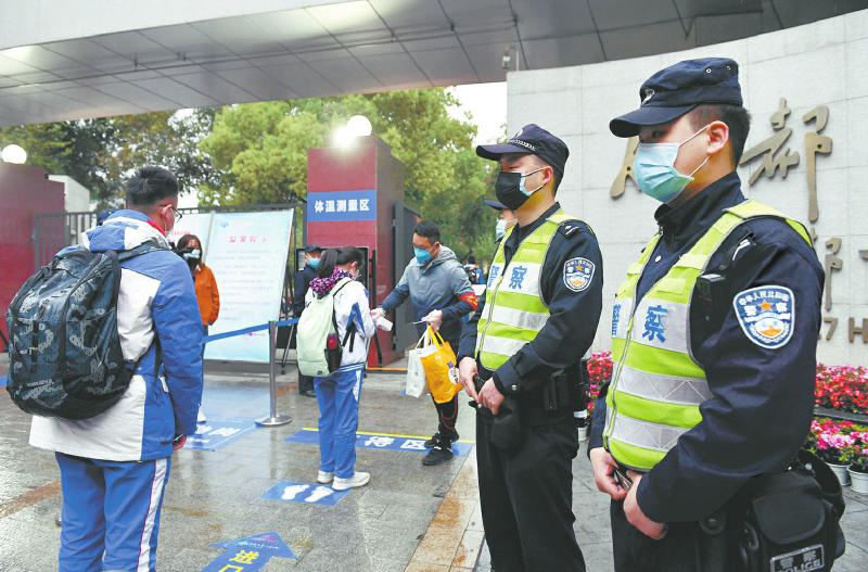 返校复学第一天 警察蜀黍巡查忙