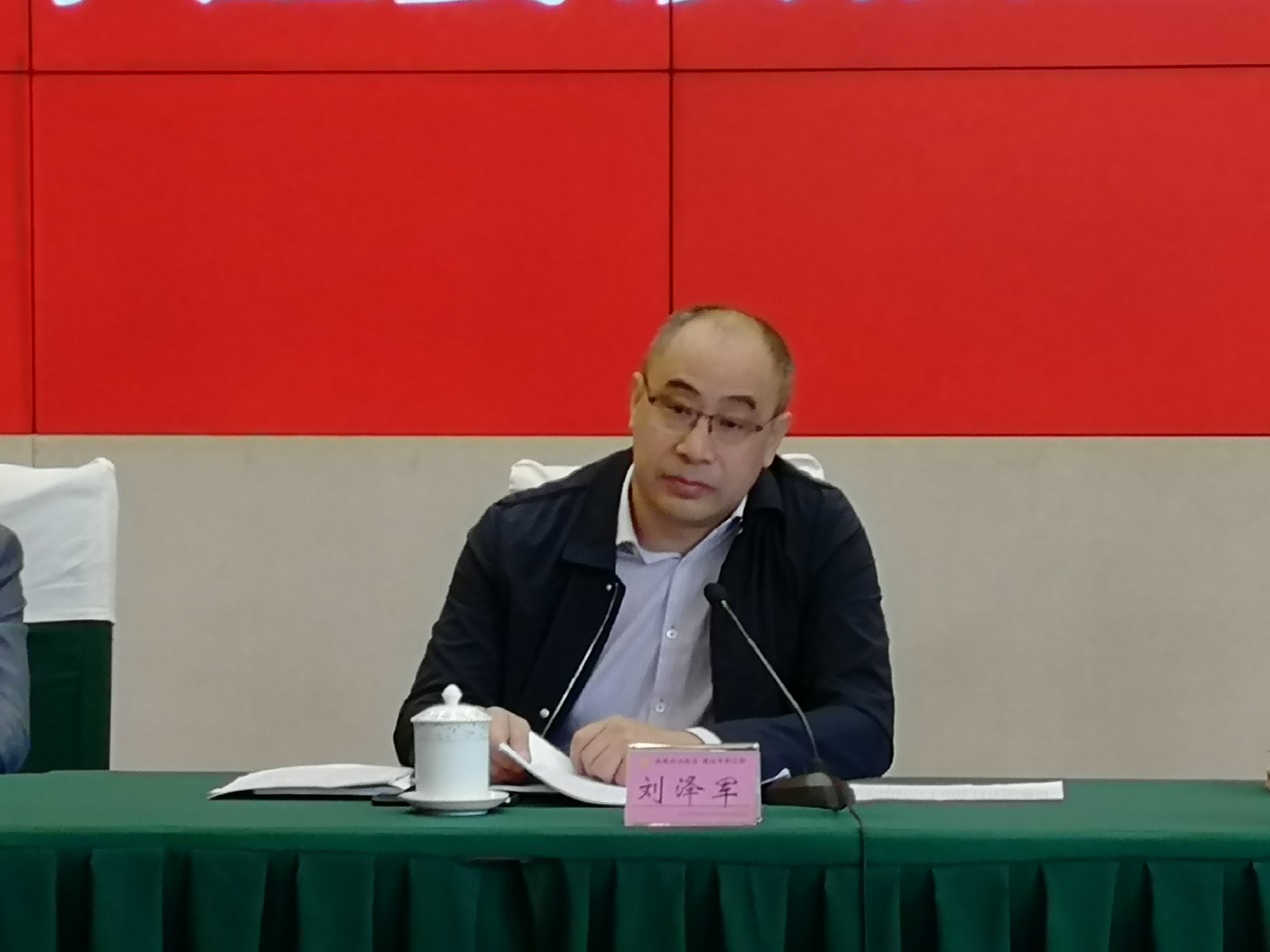 荣誉证书和奖金;区委常委,区委政法委书记刘泽军总结2019年政法工作