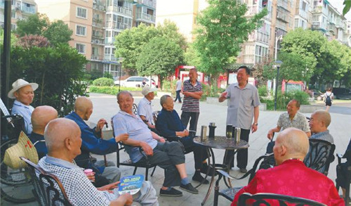 张峻卿对社区群众开展普法宣传