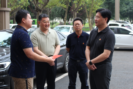 资阳政法委书记开展"七一"走访慰问