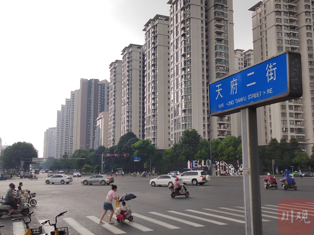 直击成都解封现场恢复往日喧嚣的天府二街