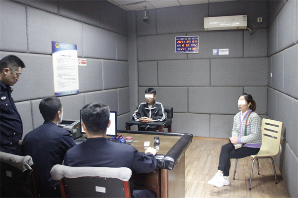 民警对嫌疑人进行询问