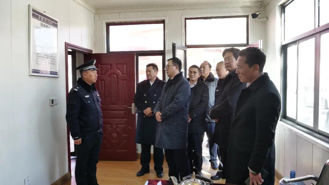 省委政法委副书记戴德军赴甘孜县调研督导公安工作