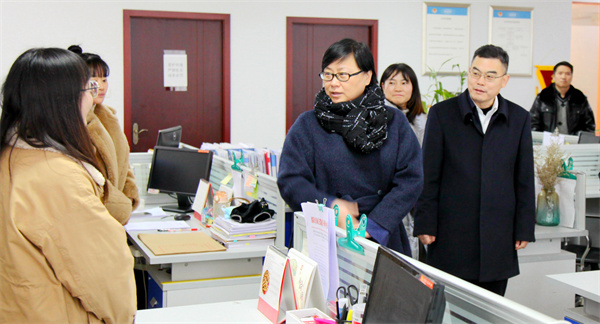 王红(右前二)在涪城检察院检察长肖伟(右前一)等