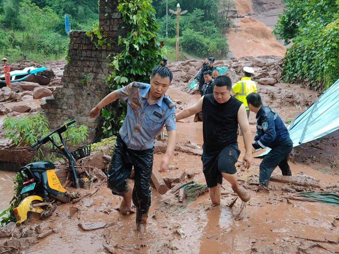 王鹏在泥石流中冒险救人的身影.jpg