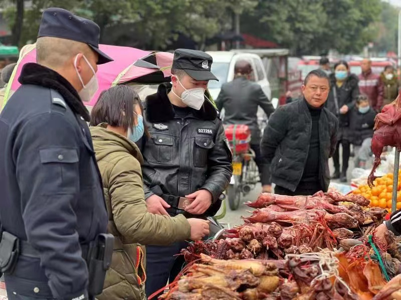 洛水派出所民警常态化巡查中.jpg