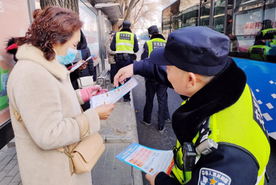 绵阳公安特巡警开展防盗反扒宣传守护市民钱袋子