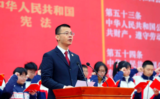 您的位置:>首页>法治四川>上图:宋骥带领学生宪法宣誓活动中,宋骥为